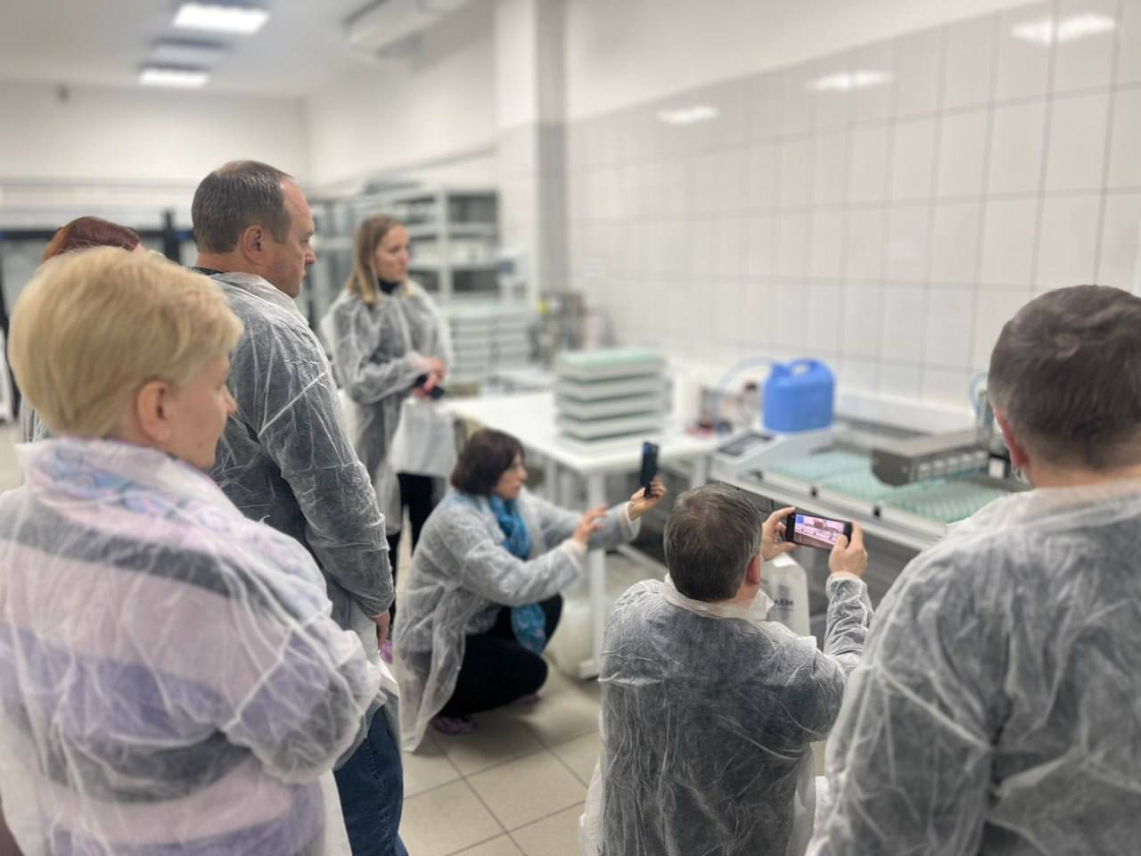 Посещение лаборатории селекционного контроля качества молока «Агроплем» в Екатеринбурге участниками VII Агропромышленного форума «МОЛОКО РОССИИ»